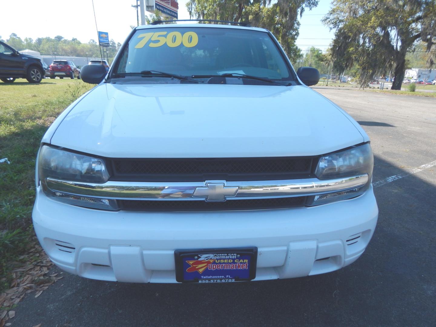 2007 White /Gray Chevrolet TrailBlazer LS (1GNDS13S772) with an 4.2L 6 cyl. engine, Automatic transmission, located at 3120 W Tennessee St, Tallahassee, FL, 32304-1002, (850) 575-6702, 30.458841, -84.349648 - Photo#2